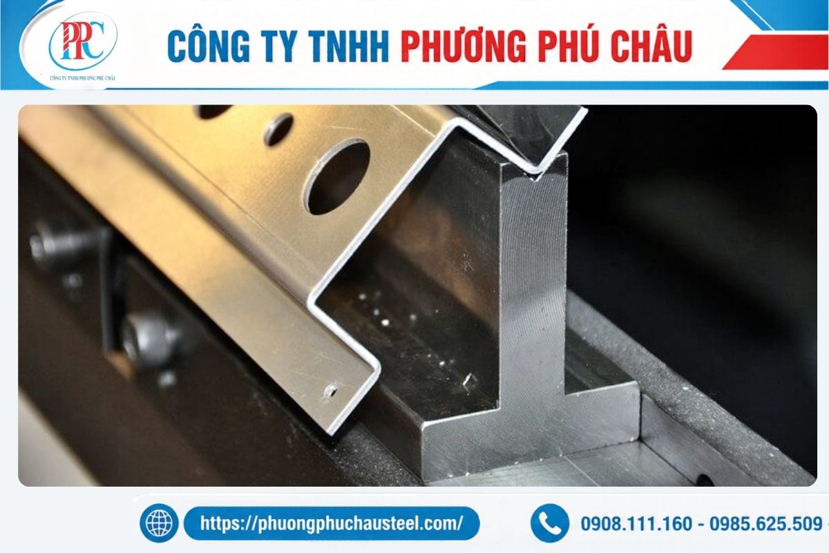 Nhân viên kiểm tra kích thước chi tiết thép tấm sau cắt laser