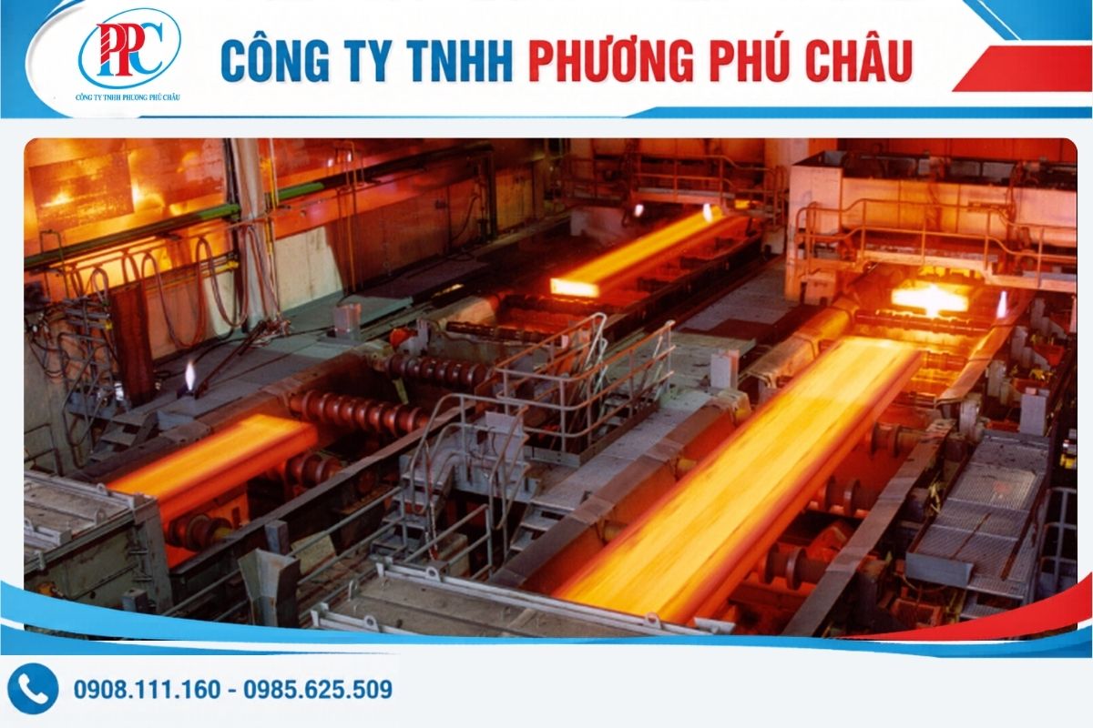 Tấm thép cán nóng màu xanh đen xếp chồng trong kho