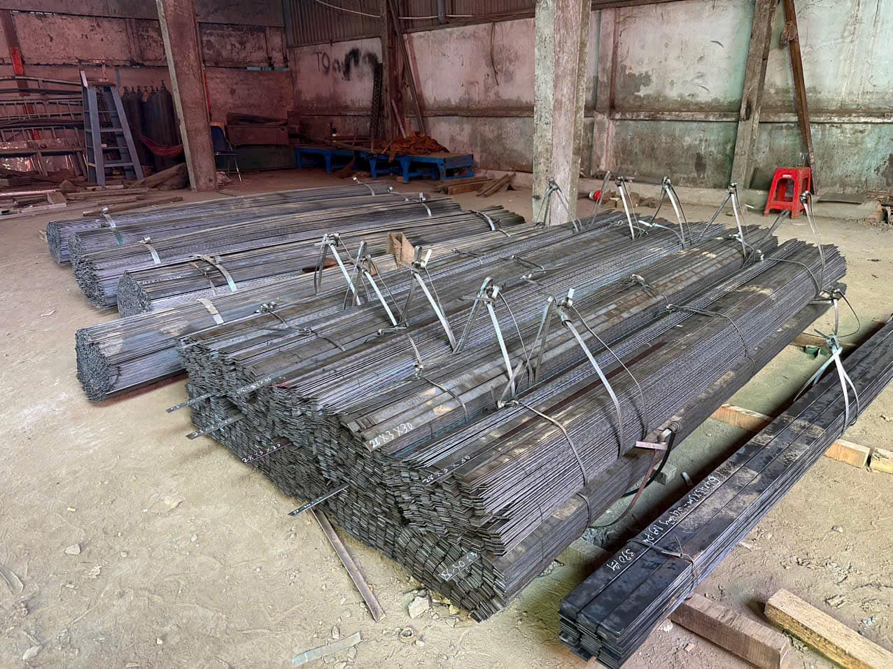 Ứng dụng thép la trong kết cấu mái nhà, lan can, cửa sắt