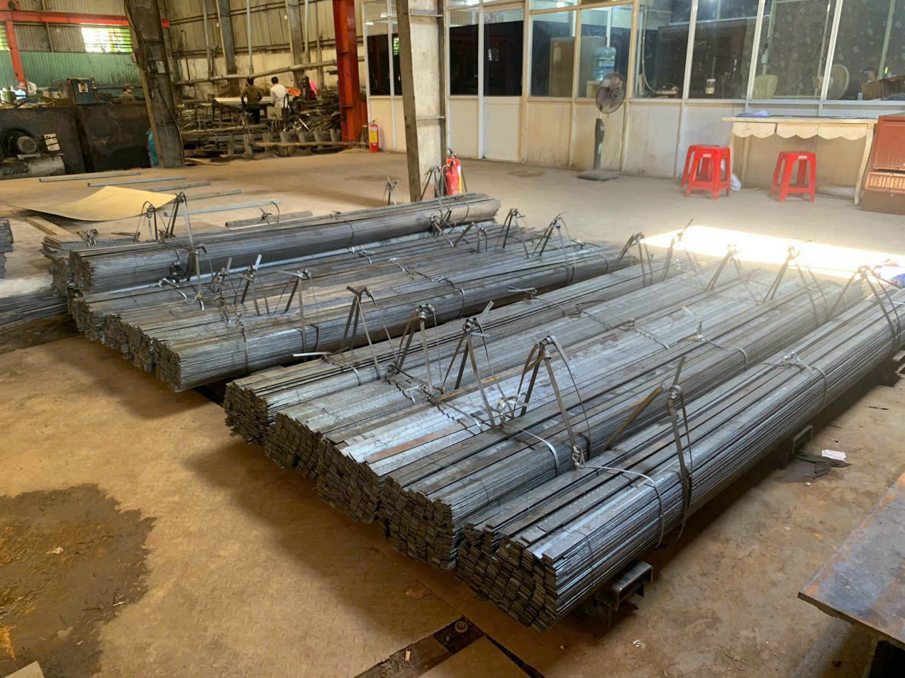 Yếu tố nào ảnh hưởng đến giá gia công thép tấm?